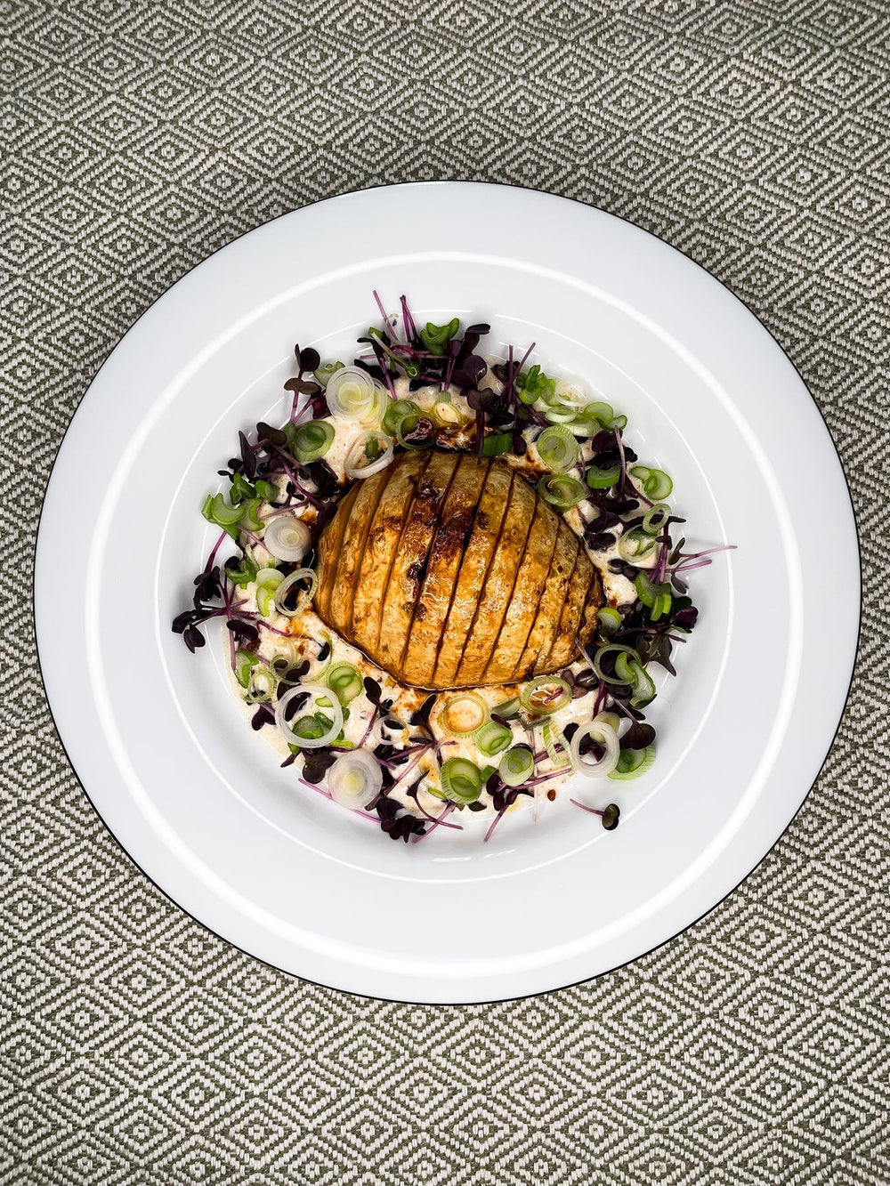 Knollensellerie mit Kardamom Lavendel Marinade und Harissa Joghurt